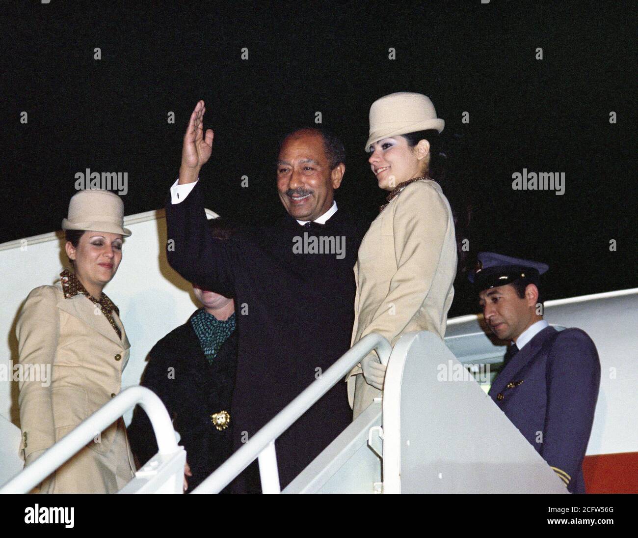 Der ägyptische Präsident Anwar el-Sadat Wellen wie er von einem Zustand fährt zu besuchen in die USA. Stockfoto