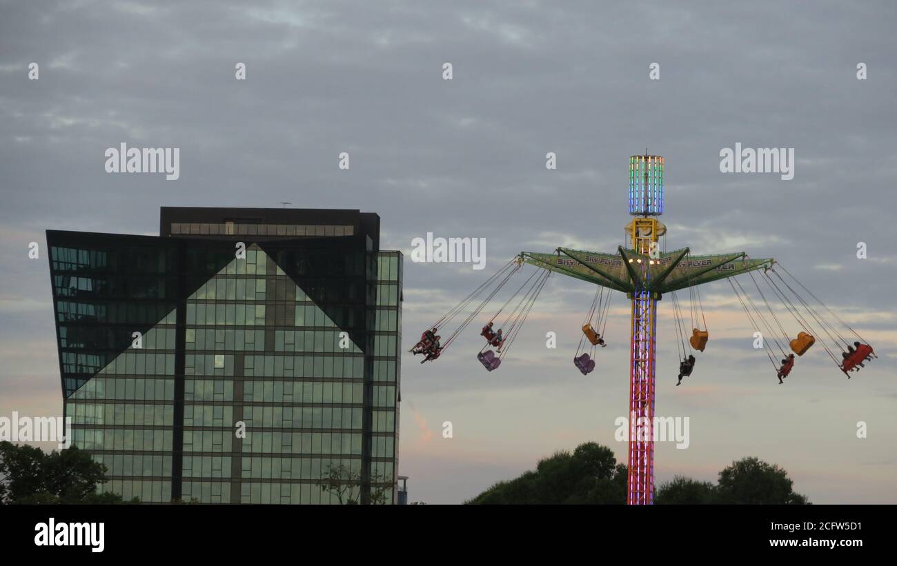 Melbourne Australien. Moderne Wohnarchitektur in East Melbourne und Moomba Festival Teilnehmer genießen eine Spinning Ride. Stockfoto