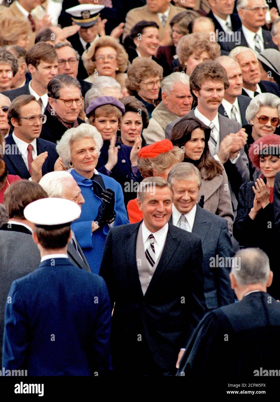 1981 - der ehemalige Vizepräsident Walter Mondale und ehemalige Präsident James E. Carter machen sich auf den Weg durch die Menge der Ehrengäste während der Eröffnungszeremonie am U.S. Capitol. Stockfoto