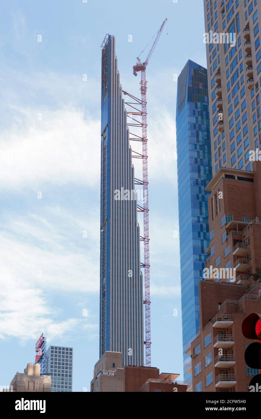 111 West 57th Street oder Steinway Tower, ein übergroßer Wolkenkratzer im Bau auf Milliardär's Row in Manhattan mit Kran in den Himmel Stockfoto