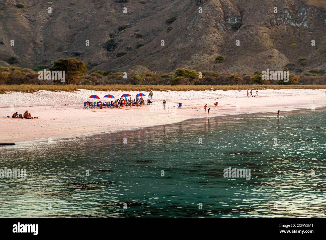 Sundowner am rosa Strand. Feuer und Drachen Kreuzfahrt des wahren Nordens, Sunda Inseln, Indonesien Stockfoto