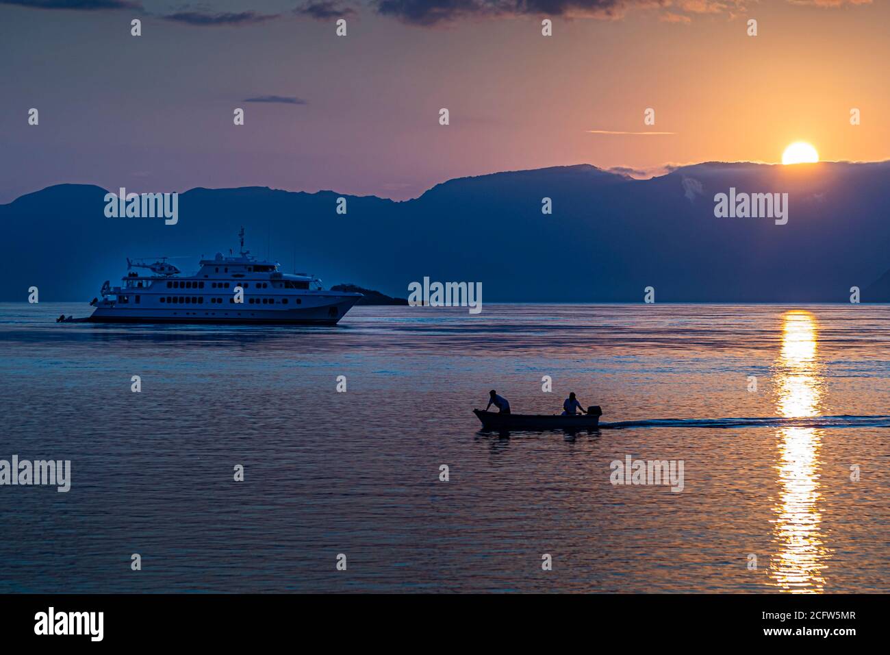 Sundowner am rosa Strand. Feuer und Drachen Kreuzfahrt des wahren Nordens, Sunda Inseln, Indonesien Stockfoto