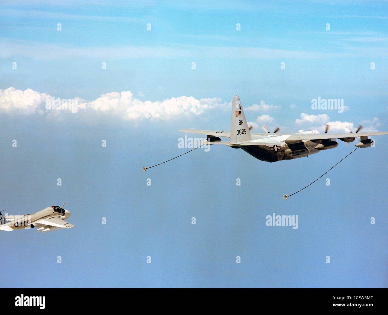 1978-A Marine All-Weather Attack Squadron 332 (VMA (AW)-332) A-6E Intruder Flugzeug nähert sich einem Marine Refueler-Transport Squadron 252 (VMGR-252) KC-130R Hercules Flugzeuge auf Kraftstoff während eines Fluges aus der Marine Corps Air Station Cherry Point, North Carolina. Stockfoto