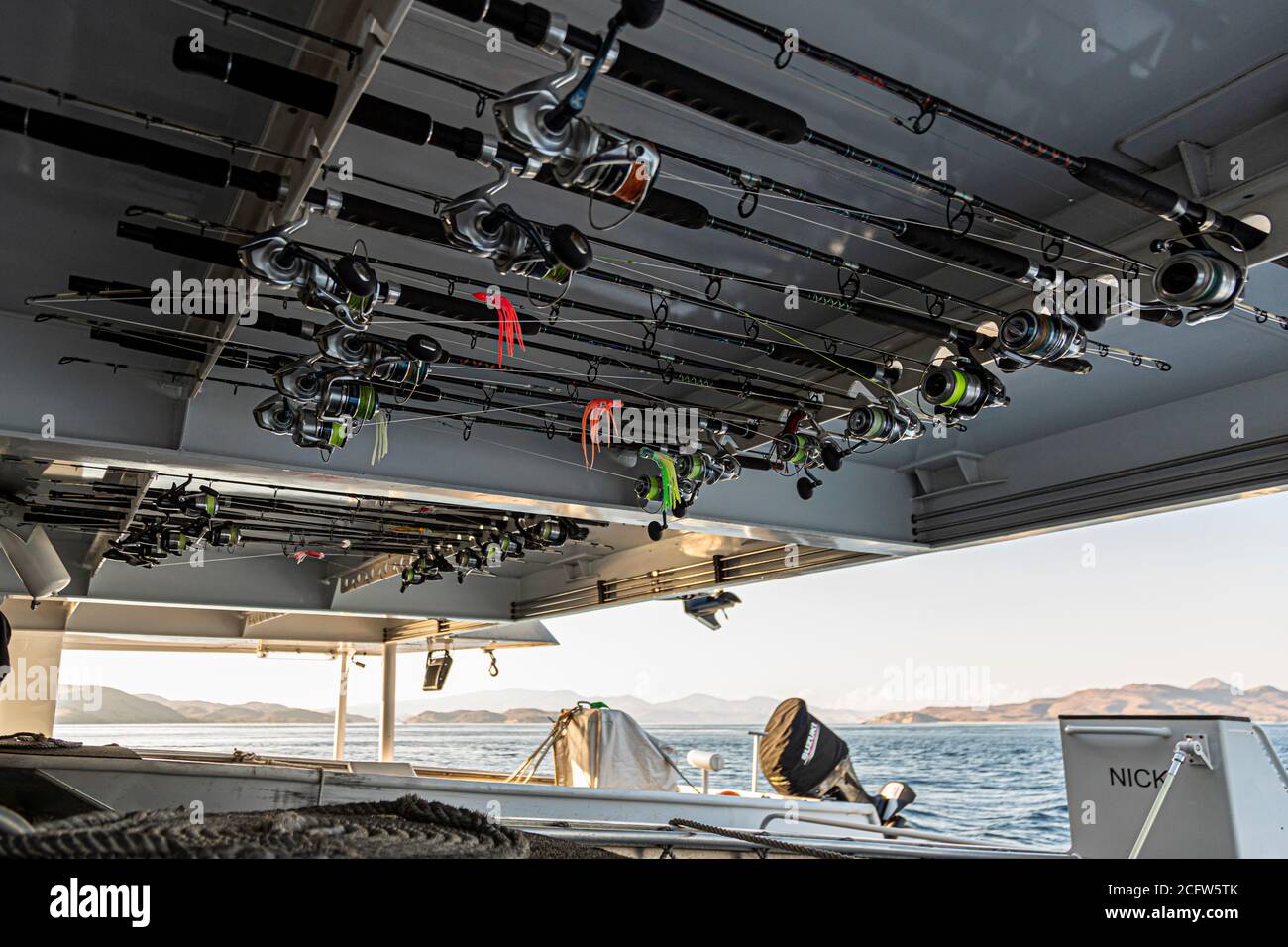 Die Angelausrüstung ist gut verstaut auf der Kreuzfahrt des wahren Nordens, Sunda Inseln, Indonesien Stockfoto