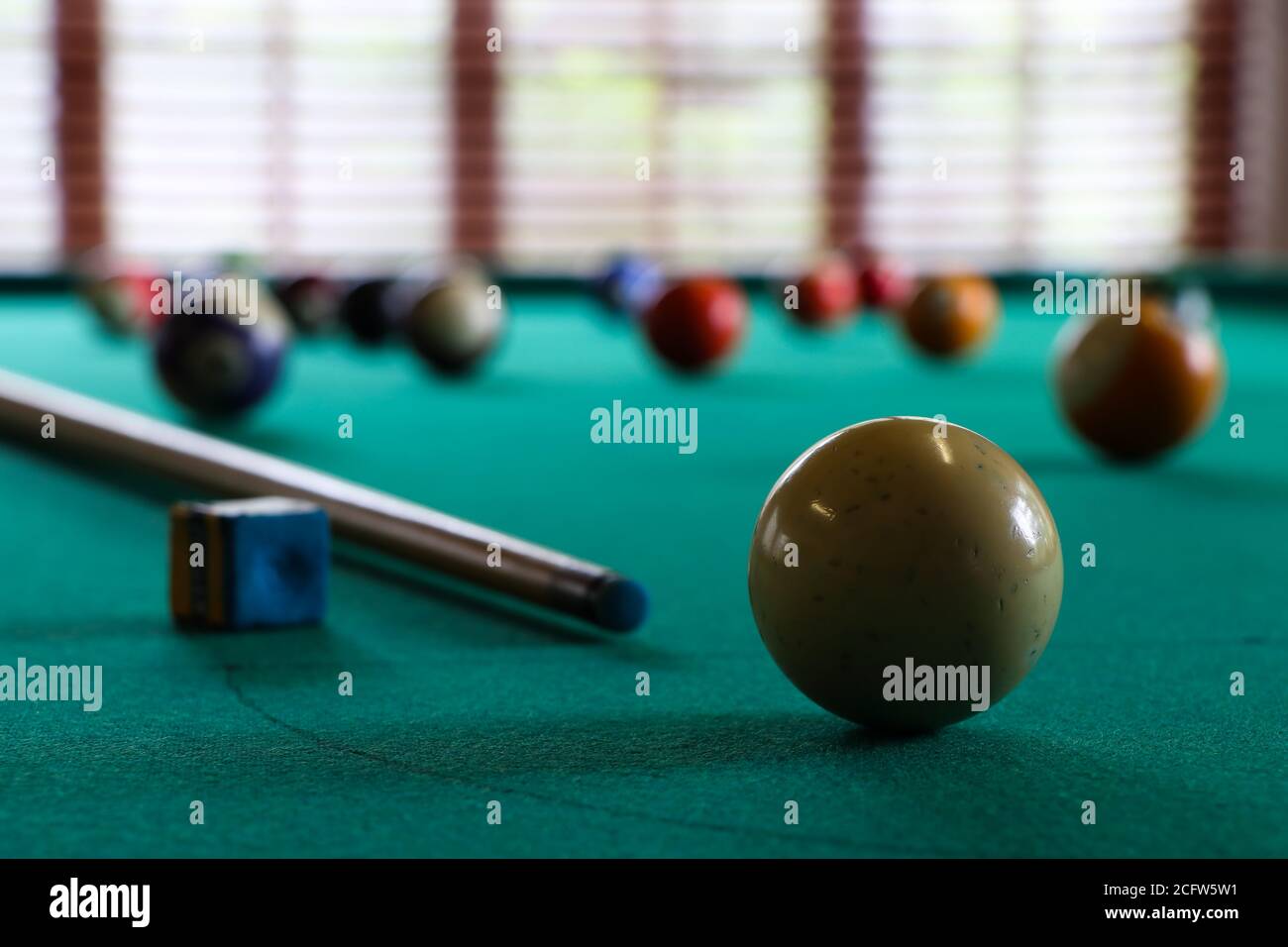 Weiße Kugel Und Queuestab Auf Billardtisch Stockfoto