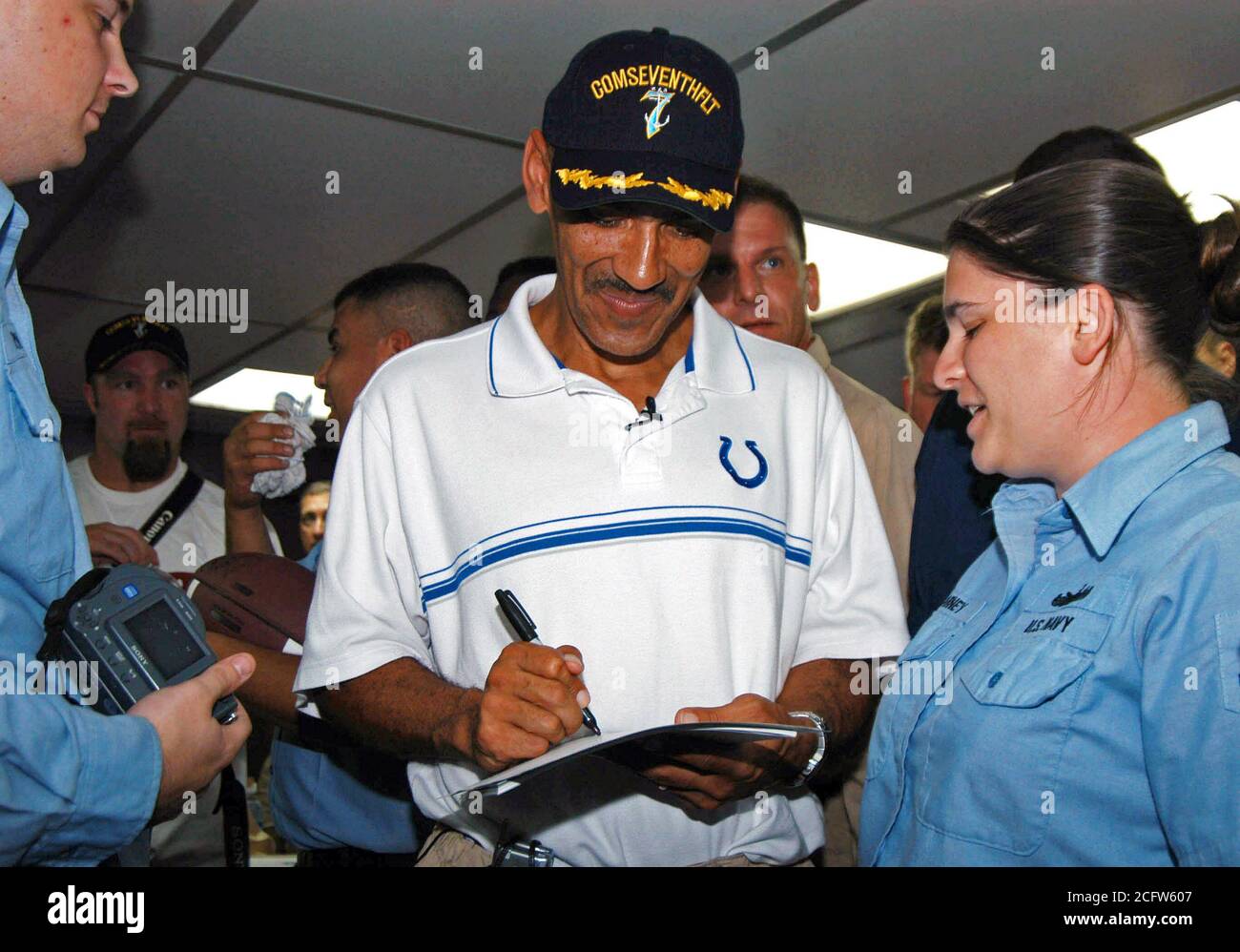 2005 - Tony Dungy, Head Coach der Indianapolis Colts Football team Zeichen ein autogramm an Bord der USN Befehl Schiff USS BLUE RIDGE (LCC 19). Stockfoto