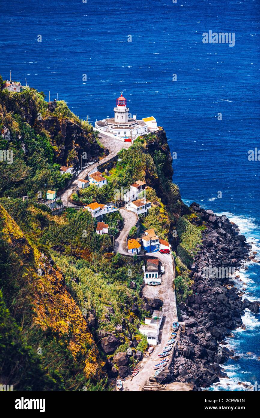 Dramatischer Blick auf den Leuchtturm auf Ponta do Arnel, Nordeste, Sao Miguel Island, Azoren, Portugal. Leuchtturm Arnel bei Nordeste auf der Insel Sao Miguel Stockfoto