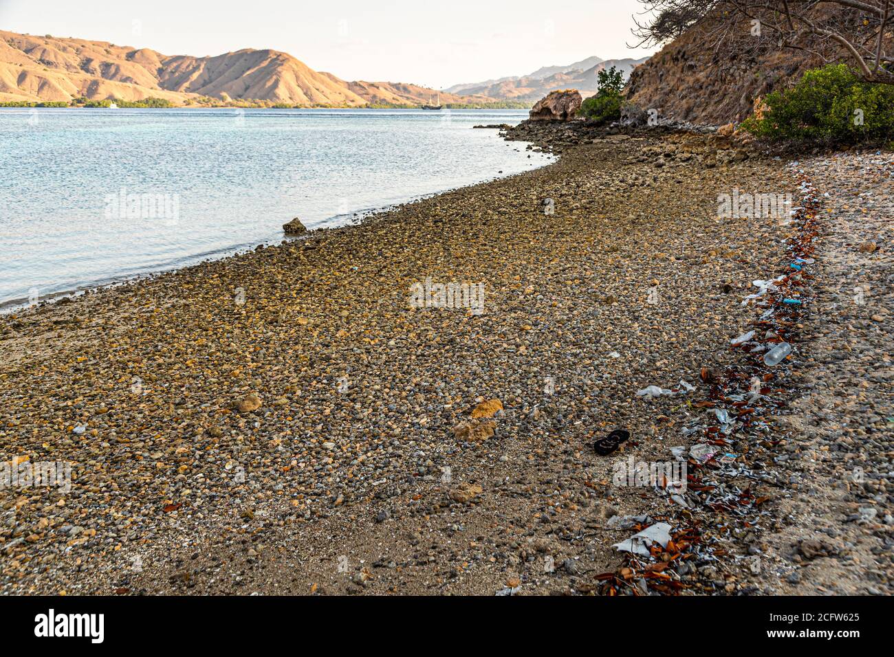 Hochwasserstreifen mit Kunststoffabfällen auf den Sunda-Inseln, Indonesien Stockfoto