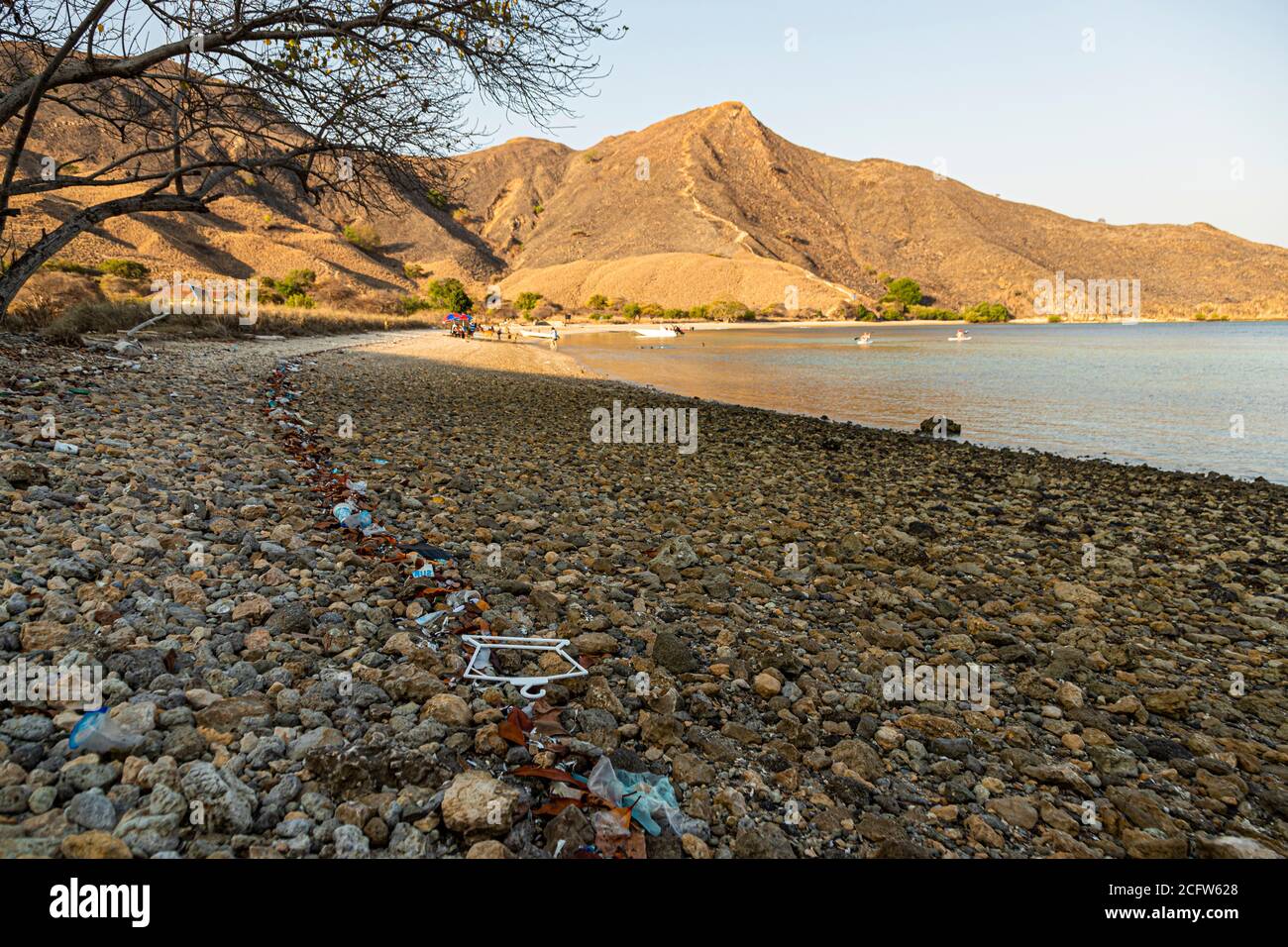 Hochwasserstreifen mit Kunststoffabfällen auf den Sunda-Inseln, Indonesien Stockfoto