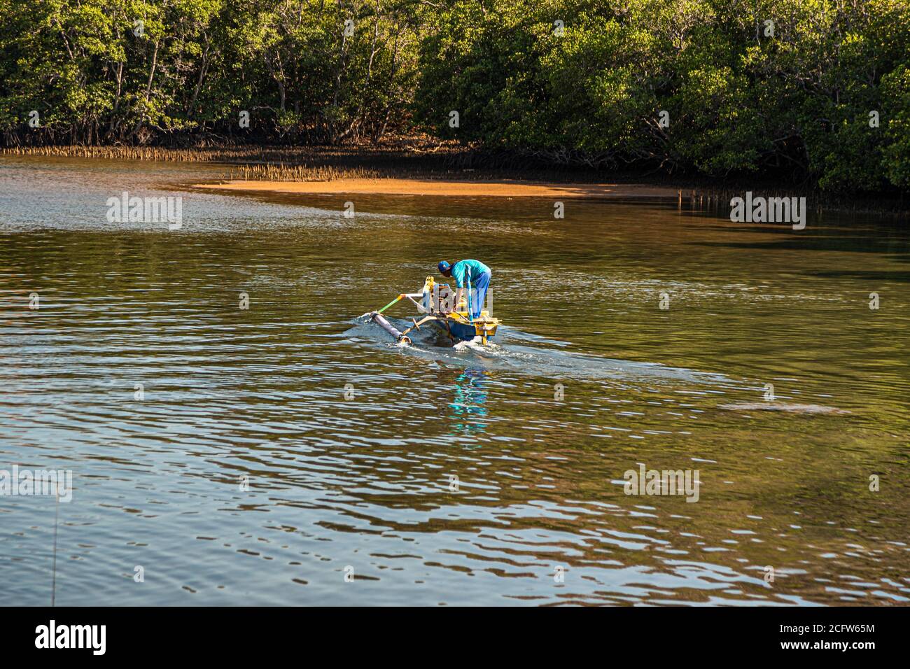 Kleines Motorboot mit improvisiertem Ausleger, Sunda Inseln, Indonesien Stockfoto