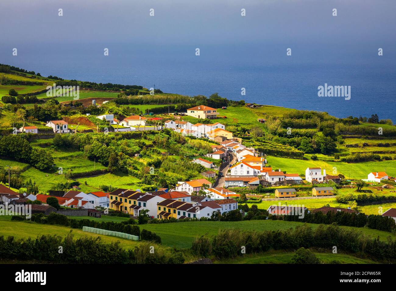 Blick auf das Dorf Pedreira an der Nordostküste der Insel Sao Miguel, Azoren, Portugal. Blick auf das Dorf Pedreira und den Pico do Bartolomeu an der Nordostküste Stockfoto