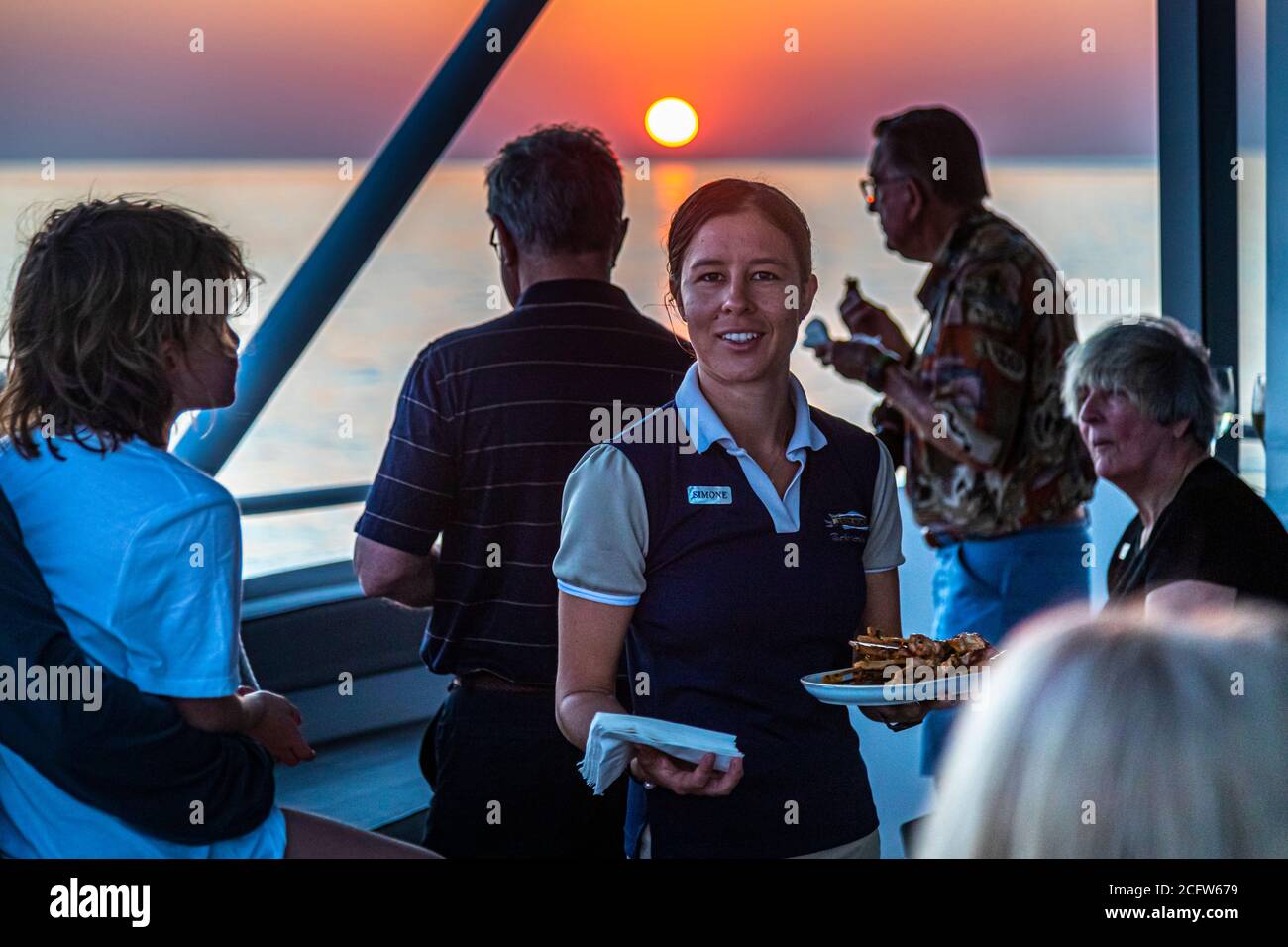 Abend mit Sonnenuntergang über dem Meer während der Fire and Dragons Cruise des wahren Nordens, Sunda Islands, Indonesien Stockfoto