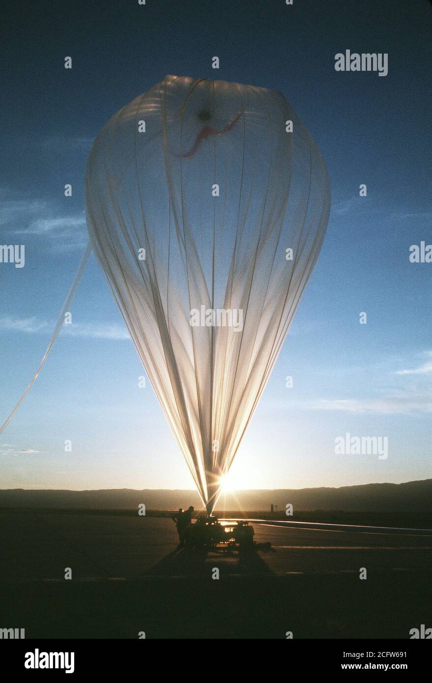 1979 - Mitglieder des Ballons Forschung und Entwicklung Test Zweig, Luftwaffe Geophysik Labor, bereiten Sie eine Helium-gefüllten Ballon als dawn Breaks. Stockfoto