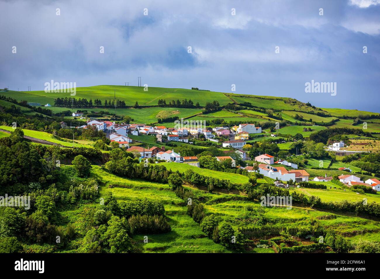 Blick auf das Dorf Pedreira an der Nordostküste der Insel Sao Miguel, Azoren, Portugal. Blick auf das Dorf Pedreira und den Pico do Bartolomeu an der Nordostküste Stockfoto