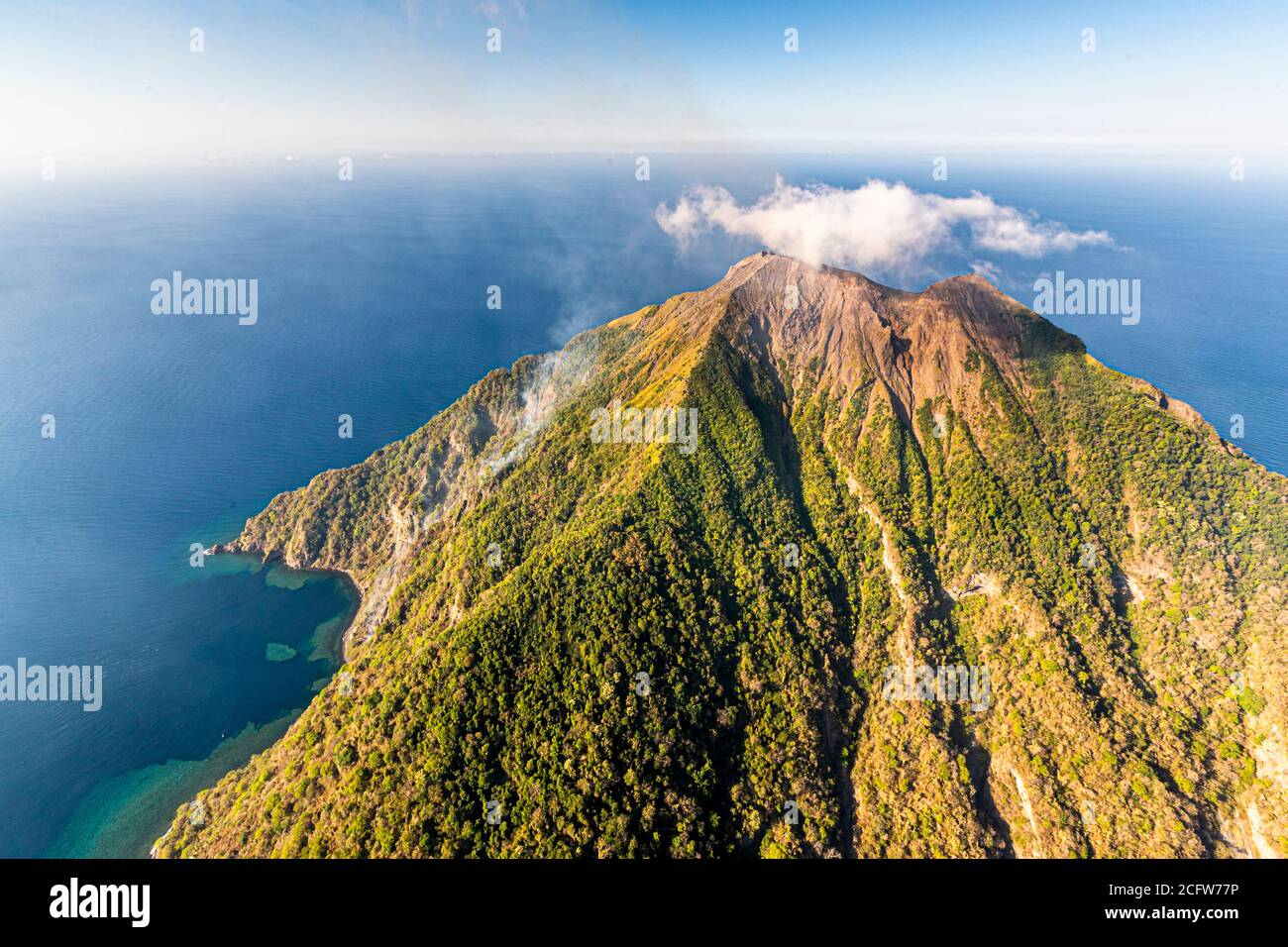 Der Geruch von Schwefel aus dem aktiven Vulkan Batu Tara Auf der indonesischen Insel Pulau kann sogar Komba sein Im Hubschrauber roch es Stockfoto