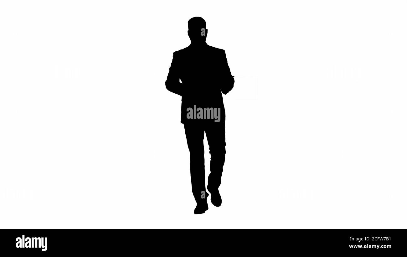 Silhouette Geschäftsmann zu Fuß und Blättern Seiten auf seinem Tablet-Computer und Blick auf die Kamera präsentiert etwas. Stockfoto
