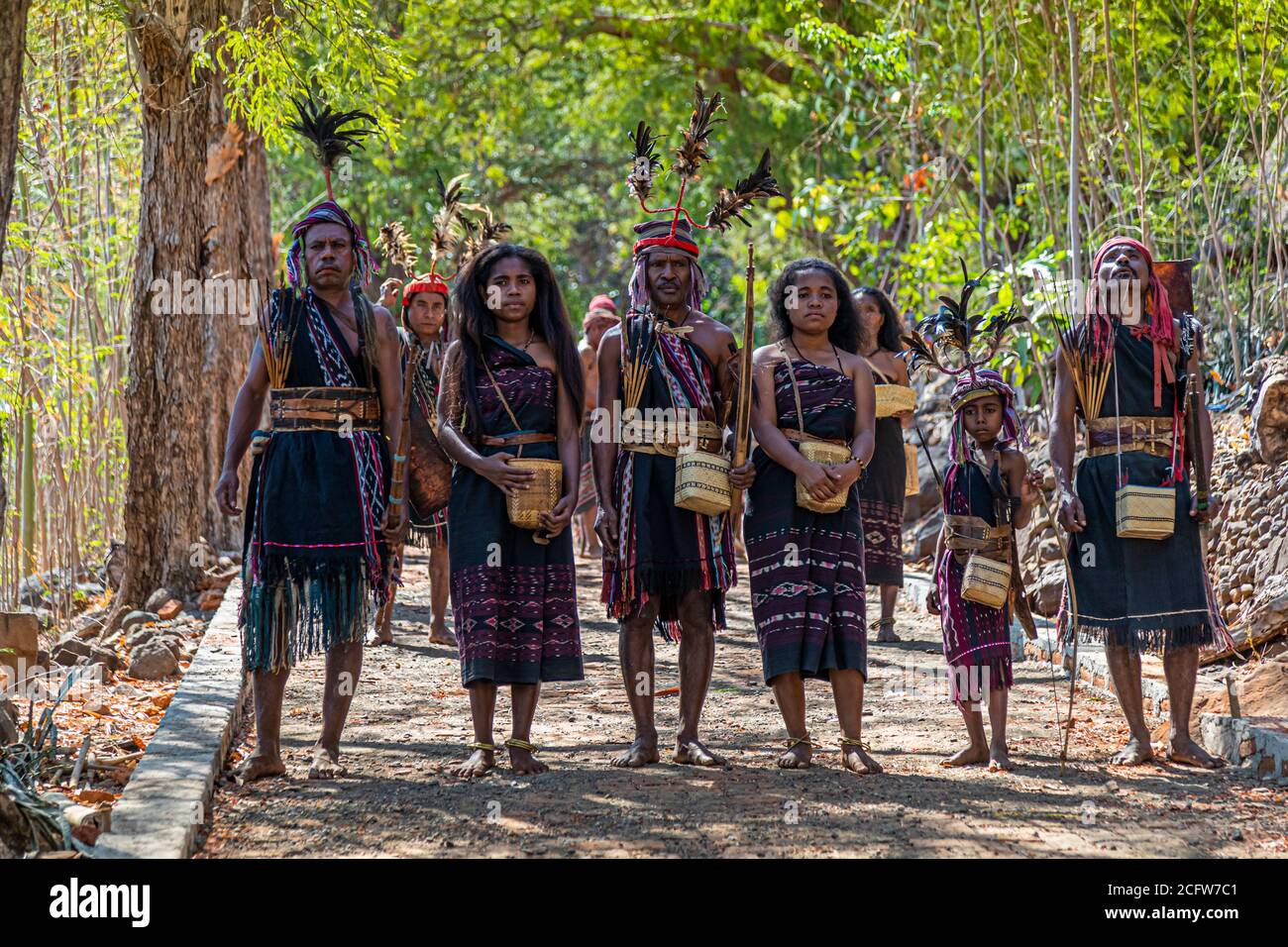 Musik und Tanz spielen eine wichtige Rolle im Zusammenleben auf der indonesischen Insel Flores. Ihr eigener Betel-Container ist immer bei Ihnen. Feuer und Drachen Kreuzfahrt des wahren Nordens, Sunda Inseln, Indonesien Stockfoto