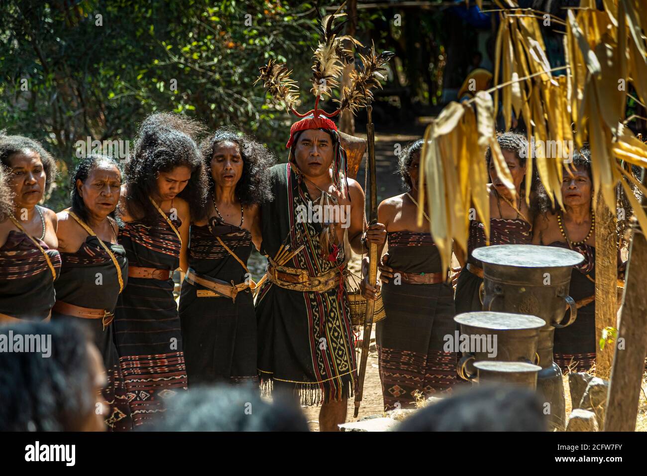 No Moko - No Marry. Ein frisch verheiratetes Paar auf der indonesischen Insel Flores kann sich nie ohne Bronzetrommeln treffen. Feuer und Drachen Kreuzfahrt des wahren Nordens, Sunda Inseln, Indonesien Stockfoto