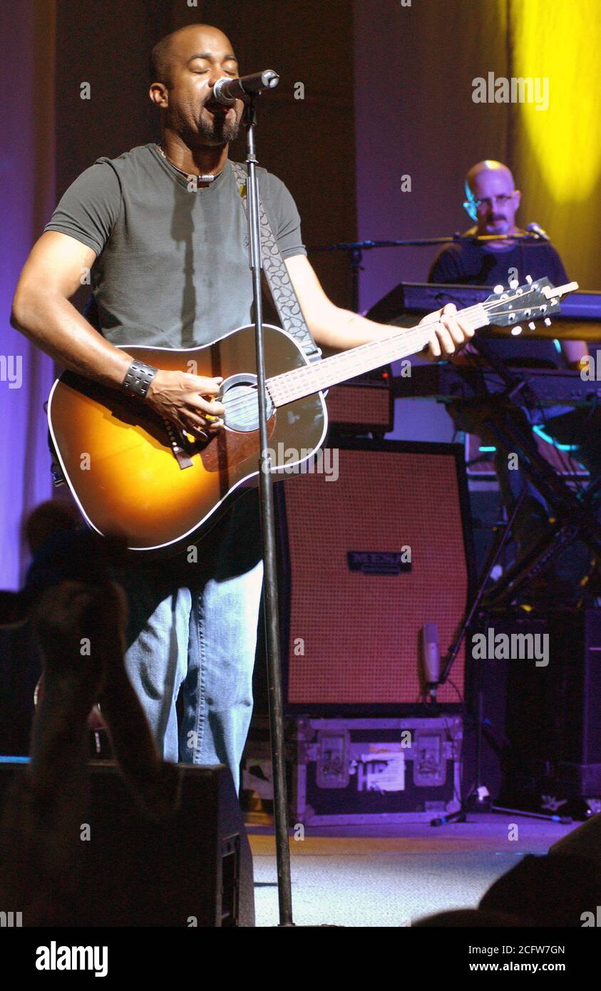 Auf der Bühne Sänger die berühmten Hootie &amp; the Blowfish Darius während Betrieb pazifischen Grüße führt, die auch die neu-England Patrioten Cheerleader und Air Force Reserve Band am Kunsan Air Base (AB), Südkorea (ROK). Stockfoto