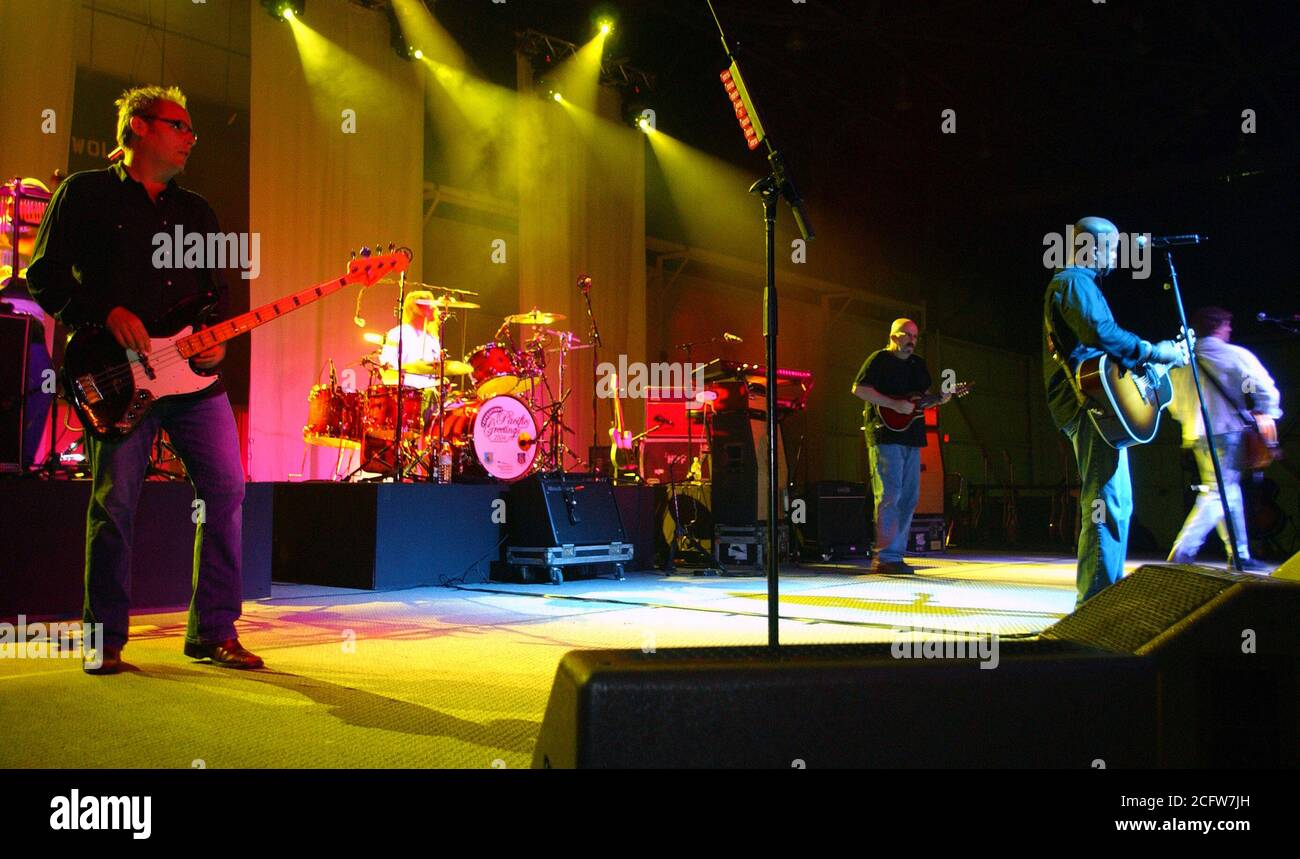 Auf der Bühne führen die berühmten Hootie &amp; the Blowfish während Betrieb pazifischen Grüße, die auch die neu-England Patrioten Cheerleader und Air Force Reserve Band am Kunsan Air Base (AB), Südkorea (ROK). Stockfoto