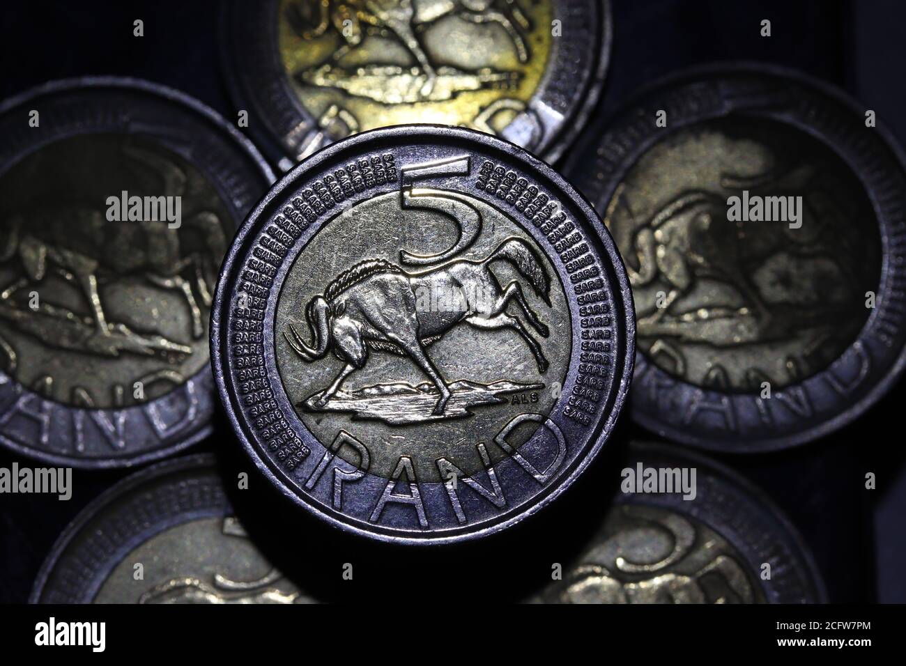 Fünf Rand Münze aus Südafrika mit mehr fünf Rand Münzen im Hintergrund Stockfoto