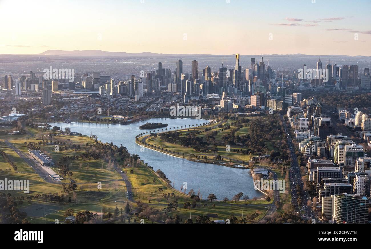 Melbourne Australien. Luftaufnahme des Albert Park Lake und der Grand-Prix-Strecke mit der Skyline von Melbourne im Hintergrund. Stockfoto