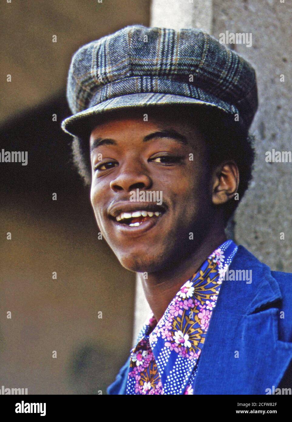 Schwarz High School alter Student an der Robert Taylor Häuser, ein Hochhaus Apartmentkomplex im Süden von Chicago Seite, 05/1973. Die Robert Taylor Wohnungen wurden durch Demokratische liberale Politik wie die 1949 US-Gehäuse Akt, keine republikanische Unterstützung geschaffen hatte, und es war eine der meisten Verbrechen geritten, in Chicago, bis das Gehäuse Projekt im Jahr 2005 zerstört wurde. An einer Stelle, die Appartements untergebracht 27.000 Menschen und 95 % der erwerbstätigen Einwohner waren arbeitslos und auf staatliche Unterstützung und 40 % der Haushalte von alleinerziehenden Müttern, die weniger als 5.000 $ pro Jahr verdient geführt. Stockfoto