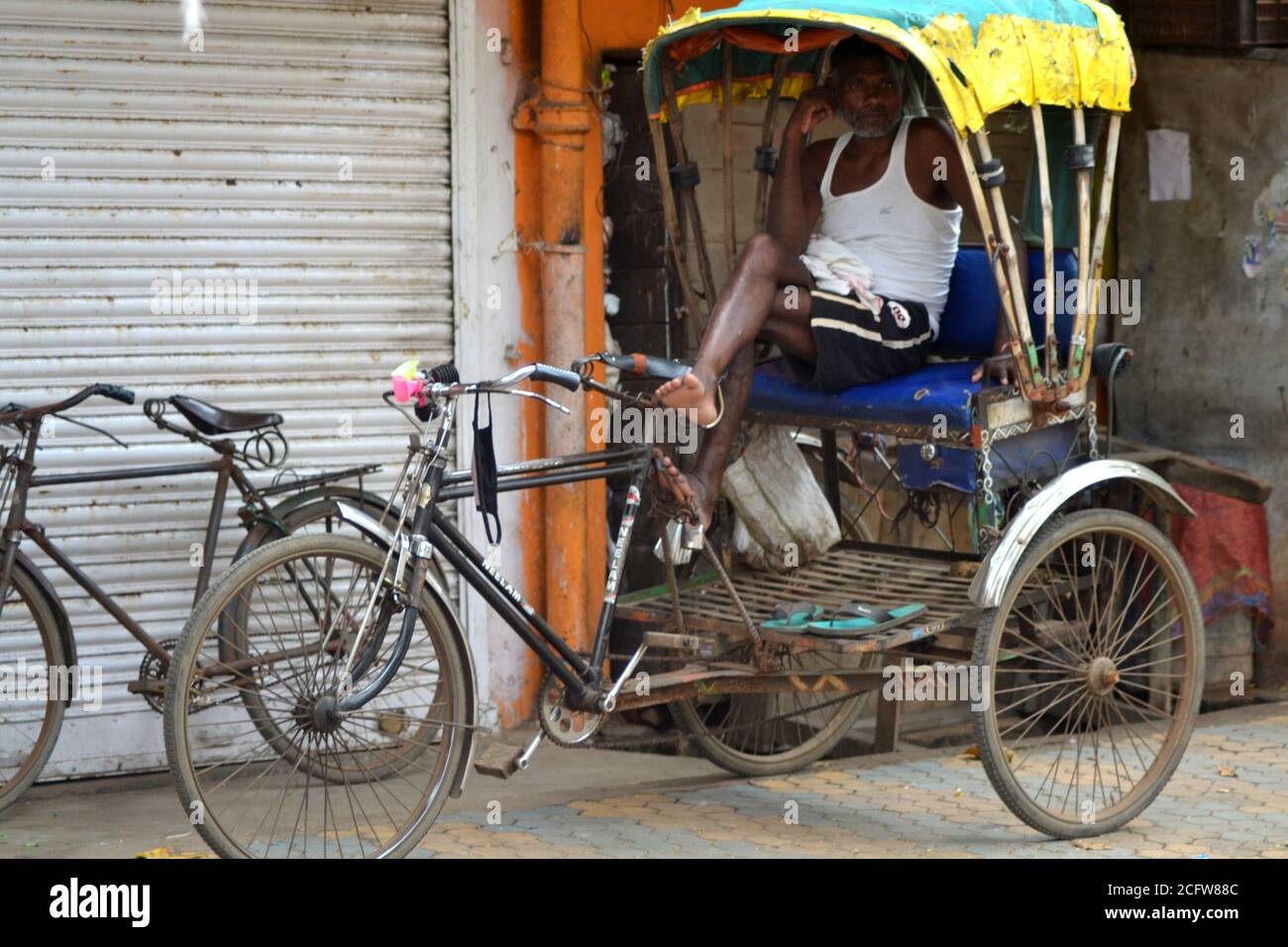 Howrah, Indien. September 2020. Ein Radfahrrammfahrer sitzt in seiner Rikscha und ruht sich während der zweiwöchentlichen Sperre im Staat aus. (Foto: Anubrata Mondal/Pacific Press) Quelle: Pacific Press Media Production Corp./Alamy Live News Stockfoto