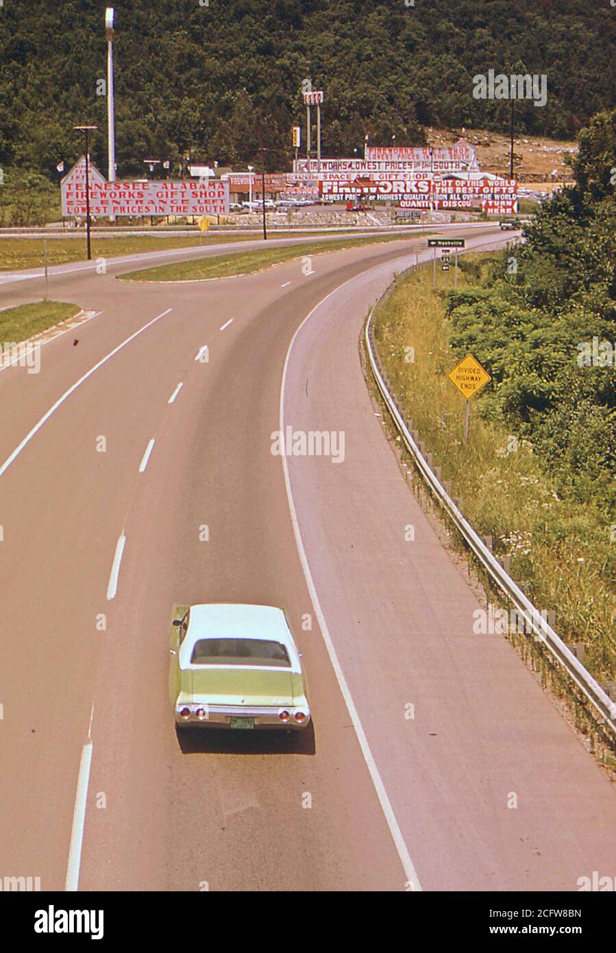 Grün 70er Jahre Auto fahren auf Autobahn Richtung ein Feuerwerk stehen in der Nähe von Pittsburg Tennessee im Jahr 1972 Stockfoto