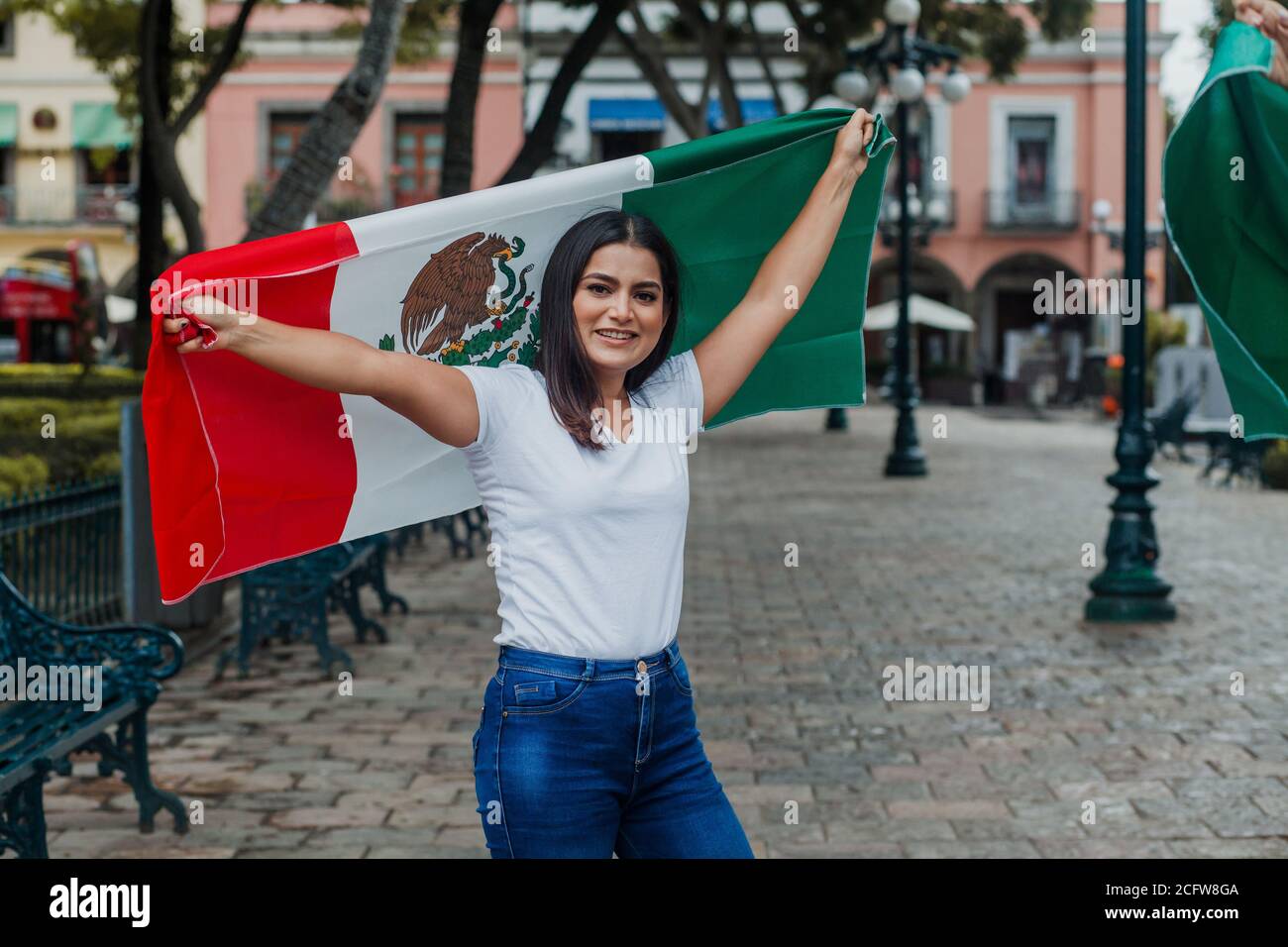 mexikanische Frau am Unabhängigkeitstag in Mexiko mit einer Flagge Von mexiko Stockfoto