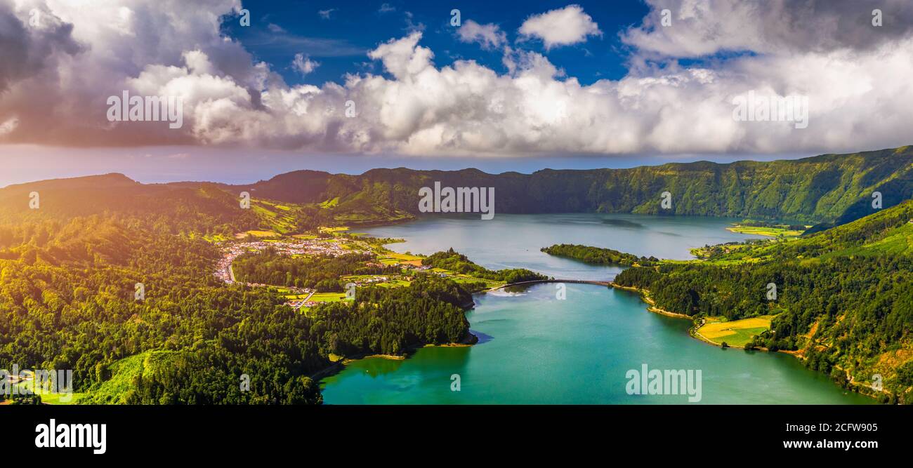 Schöne Aussicht auf Seven Cities See 'Lagoa das Sete Cidades' von Vista do Rei Aussichtspunkt in São Miguel Insel, Azoren, Portugal. Lagune der Sieben C. Stockfoto