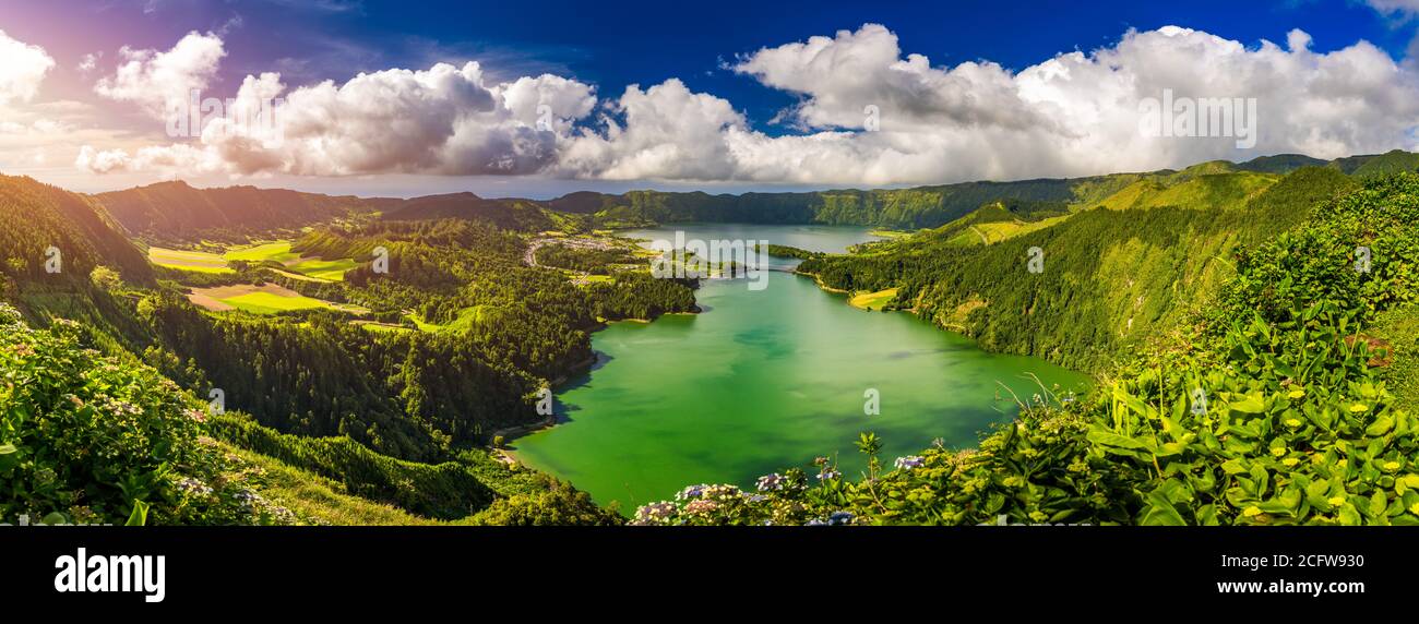 Schöne Aussicht auf Seven Cities See 'Lagoa das Sete Cidades' von Vista do Rei Aussichtspunkt in São Miguel Insel, Azoren, Portugal. Lagune der Sieben C. Stockfoto