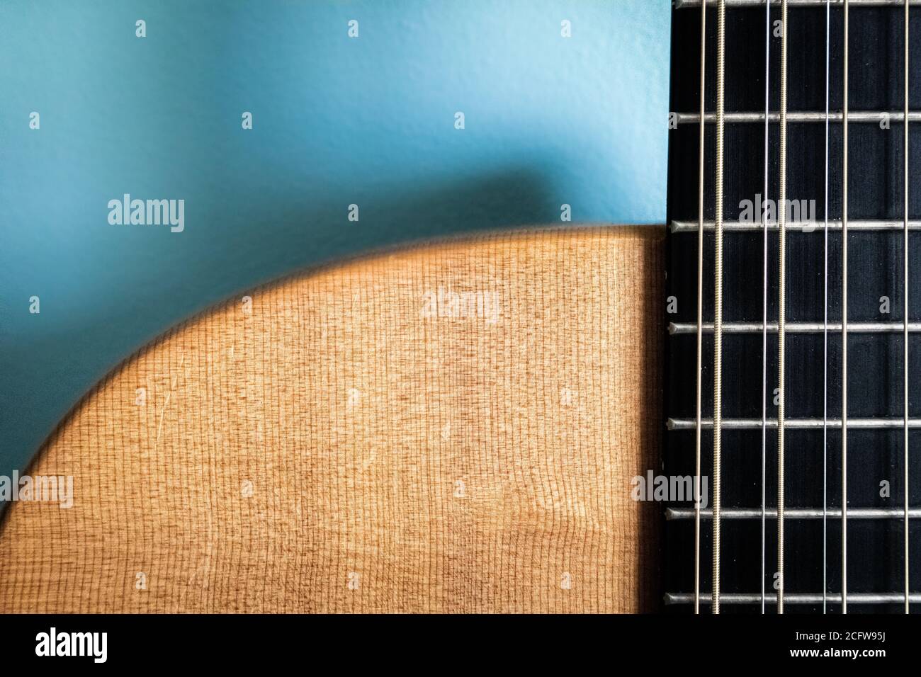 Abstrakte Nahaufnahme von 12-saitige Gitarre mit Fichtendecke Stockfoto