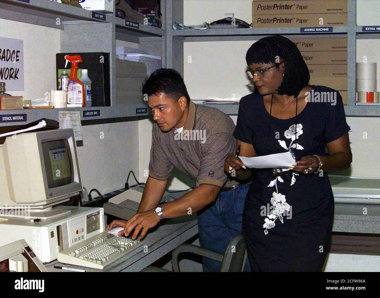 Johnson Controls Vertrag Angestellte des Steuergeräts prüfen, um sicherzustellen, dass es im Training Support Center Grafiken selbst funktioniert - Help Center, Fort Hood, Texas. Stockfoto