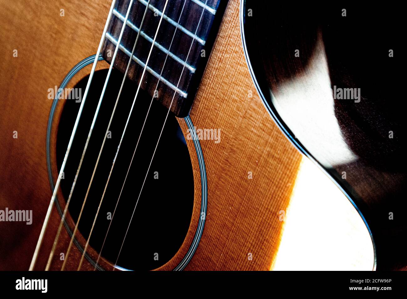 Nahaufnahme von 6-saitigen Gitarrenkörper und Griffbrett mit Zederndecke Stockfoto