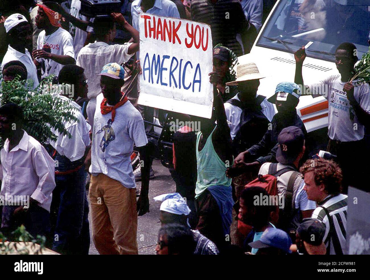 Außerhalb der Flughafen von Port-au-Prince, Haiti halten, ein "Danke Amerika'-Zeichen, Unterstützung für die amerikanischen Truppen, die Straßen der Stadt zu schützen und zwingen die Allgemeinen Cédras, der selbst auferlegten Führer von Haiti, im Betrieb wahren Demokratie zu zeigen. Stockfoto