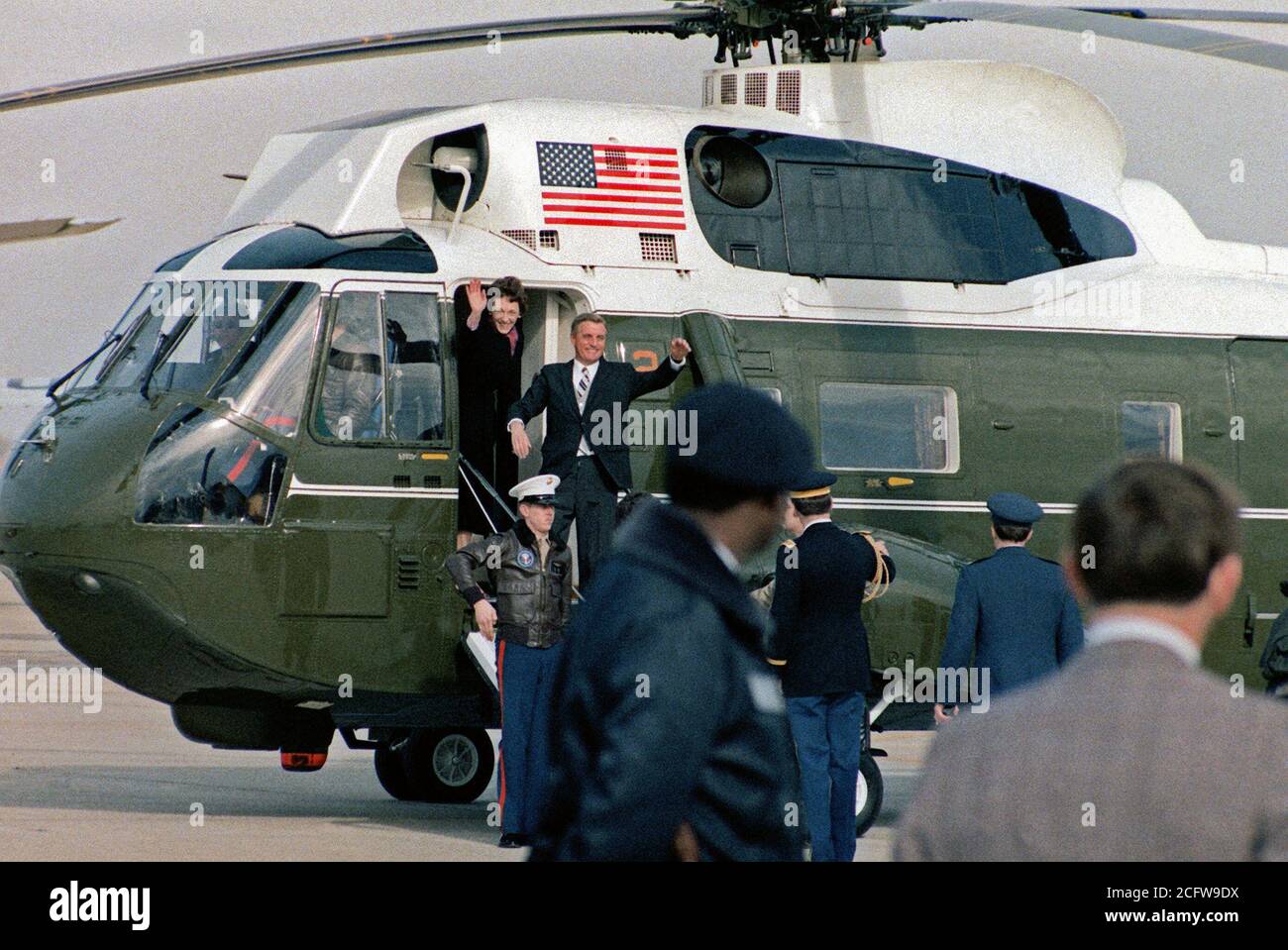 1981 - der ehemalige Vizepräsident Walter Mondale und seine Frau Joan, kommen an Andrews Air Force Base, das durch einen Hubschrauber (VH-3D Sea King) Während der Einweihung. Stockfoto