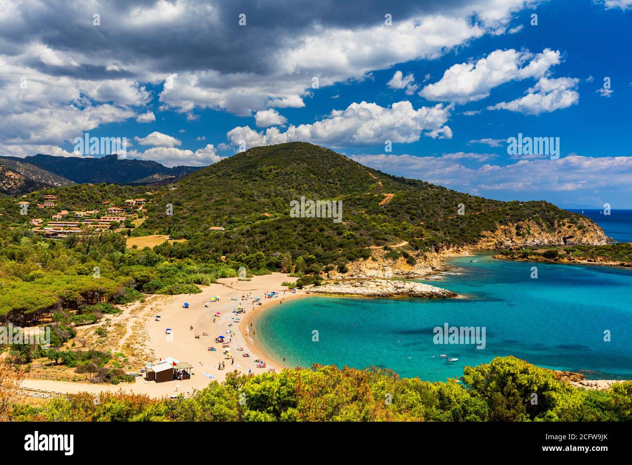 Su Portu Strand in der Nähe von Spaggia di Chia Sa Colonia und berühmten Chia Strand, Sardinien, Italien, Europa. Sardinien ist die zweitgrößte Insel im Mittelmeer Stockfoto