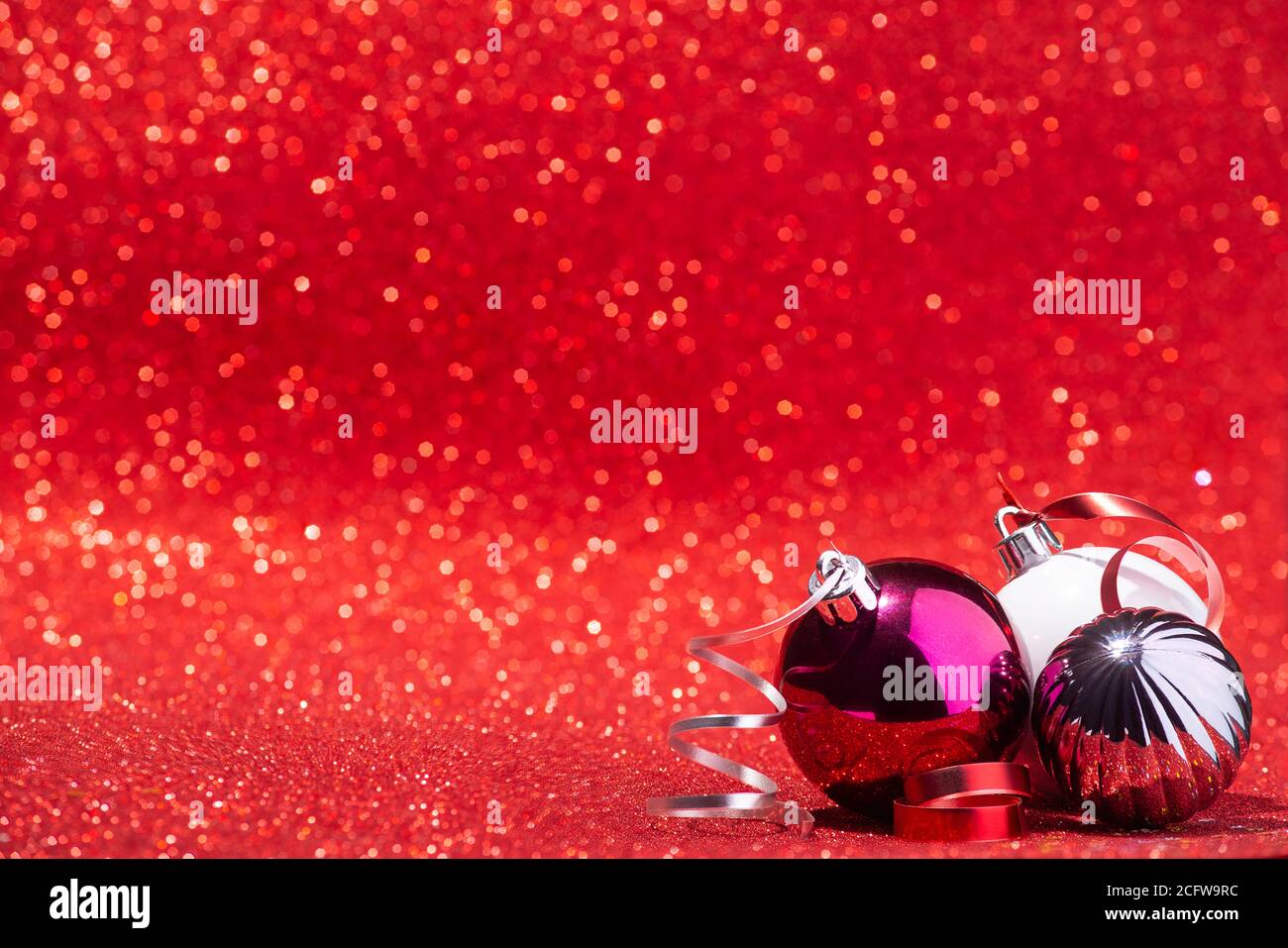 Hintergrund Weihnachtskugel auf rotem Glitzer Hintergrund Stockfoto