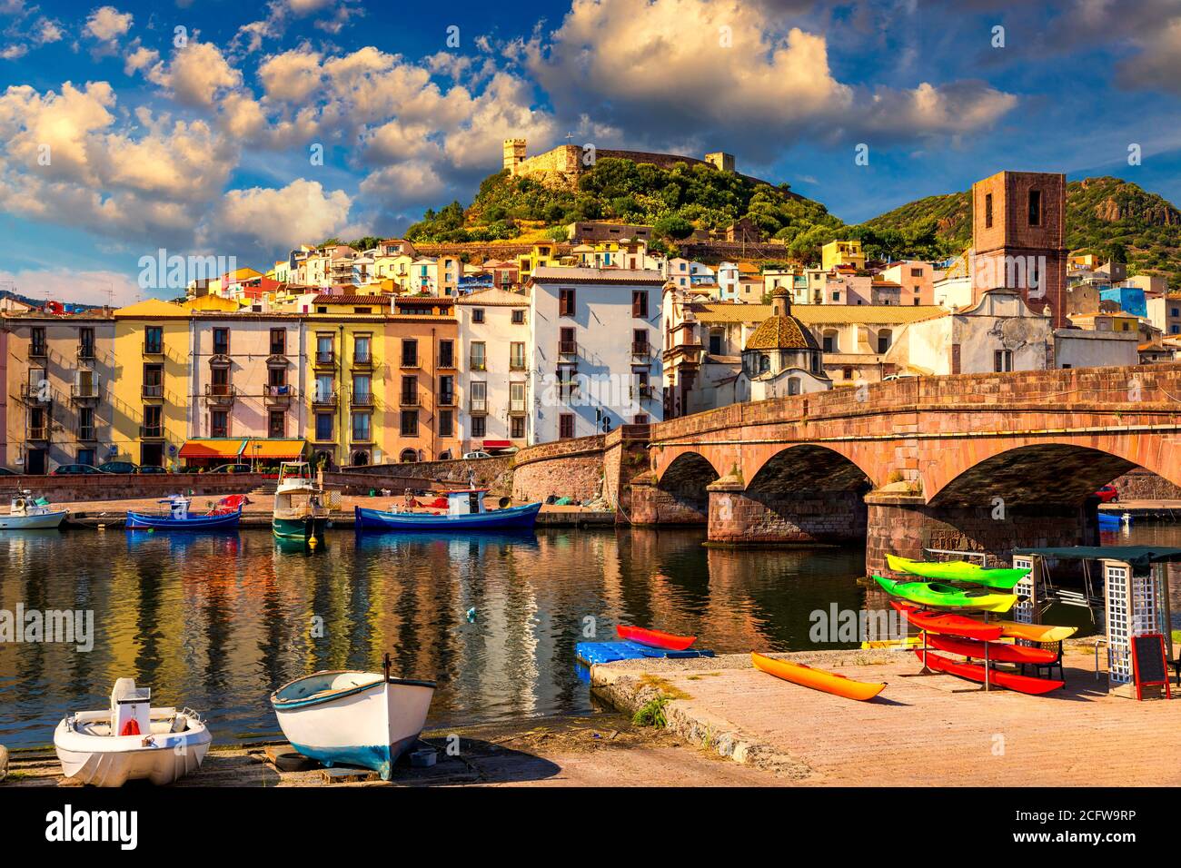 Schöne Sicht auf Bosa Stadt, Sardinien Insel, Italien. Reiseziel. Bosa Stadt mit Ponte Vecchio Brücke über den Fluss Temo. Wunderbarer Morgen Stockfoto