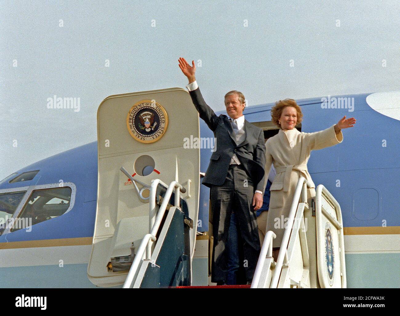 1981 - Der ehemalige Präsident Jimmy Carter und seiner Frau Rosalynn, Wave von der Oberseite der Flugzeuge die Schritte, wie Sie fahren Andrews Air Force Base in den Abschluss von Präsident Ronald Reagan Einweihung. Stockfoto