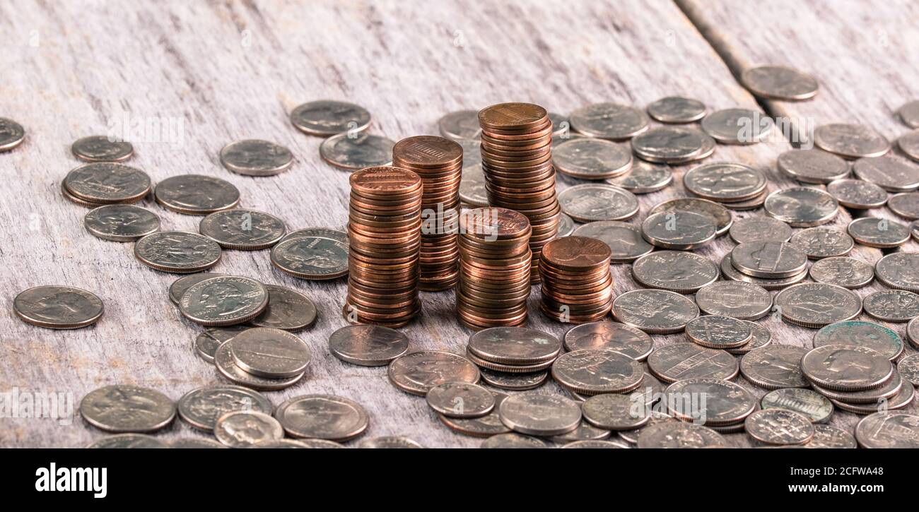 Stapel alter Groschen unter anderem auf einem Holztisch Münzen Stockfoto