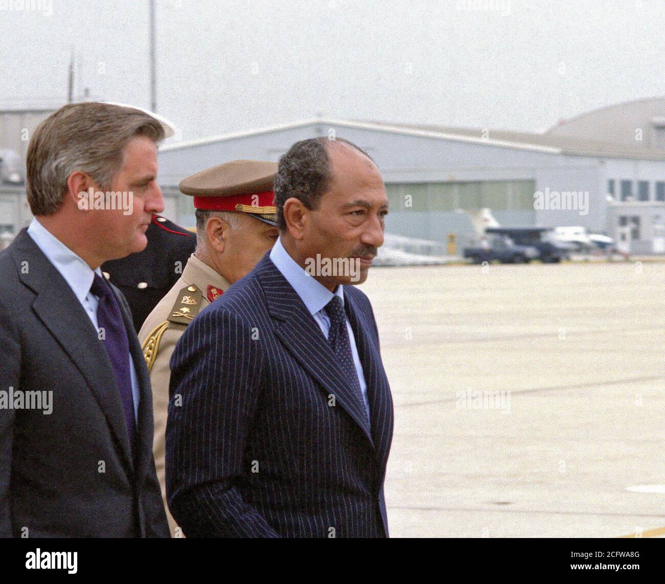 1978 - Vizepräsident Walter Mondale (links der Bildmitte) Escorts ägyptische Präsident Anwar el-Sadat (rechts) vor sadats Abflug von einem Staatsbesuch in den USA. Stockfoto