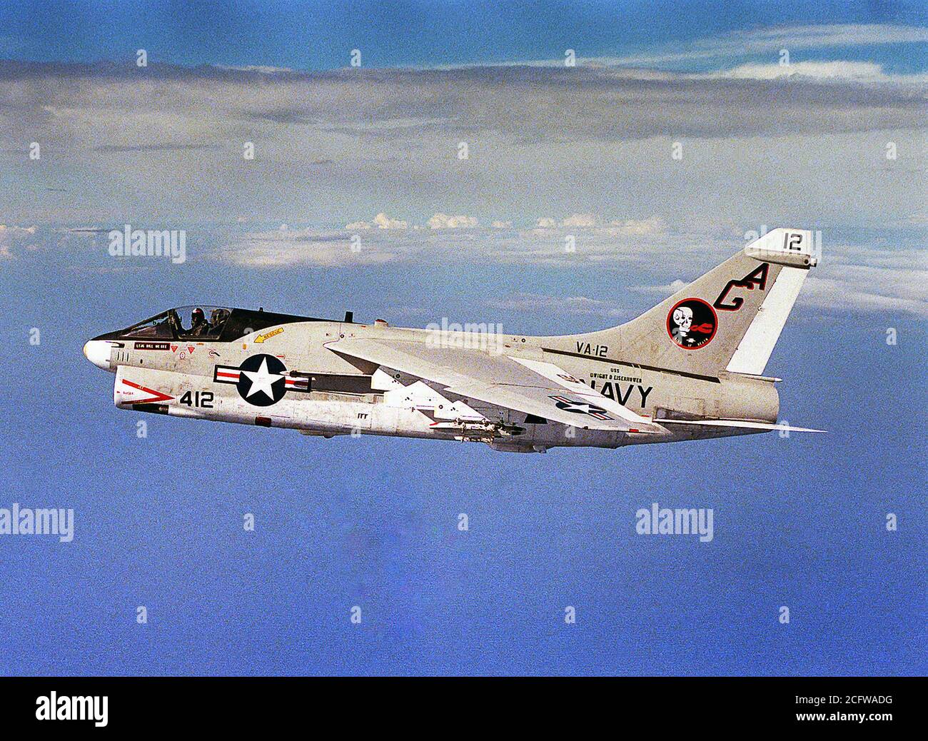 1978 - Ein Luft-zu-Luft linke Seitenansicht eines Angriffs Squadron 12 (VA-12) A-7E Corsair II Flugzeuge. Stockfoto