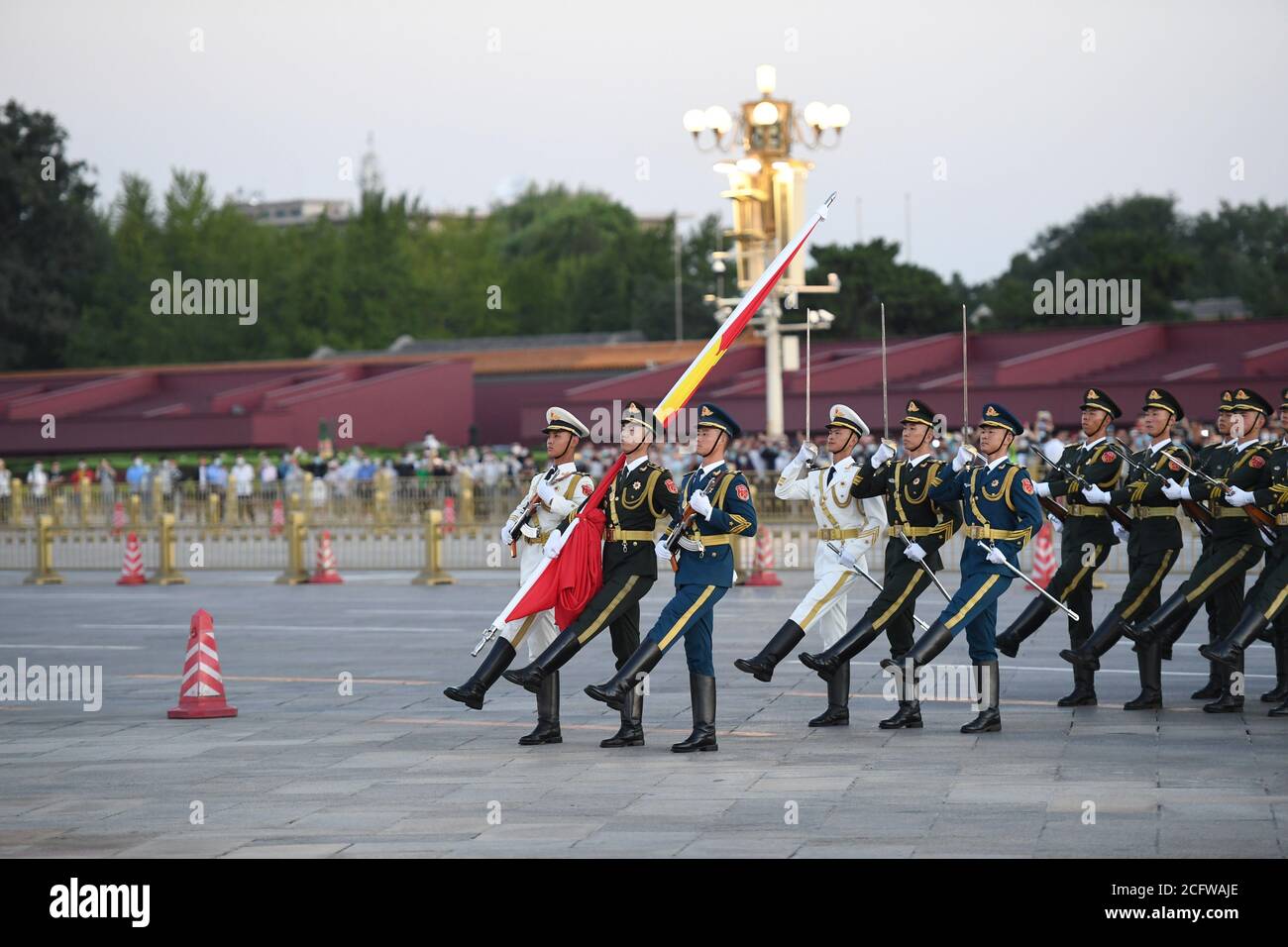 Peking, China. September 2020. Am 8. September 2020 findet auf dem Tian'anmen-Platz in Peking, der Hauptstadt Chinas, eine nationale Flaggenzeremonie statt. Quelle: Ju Huanzong/Xinhua/Alamy Live News Stockfoto