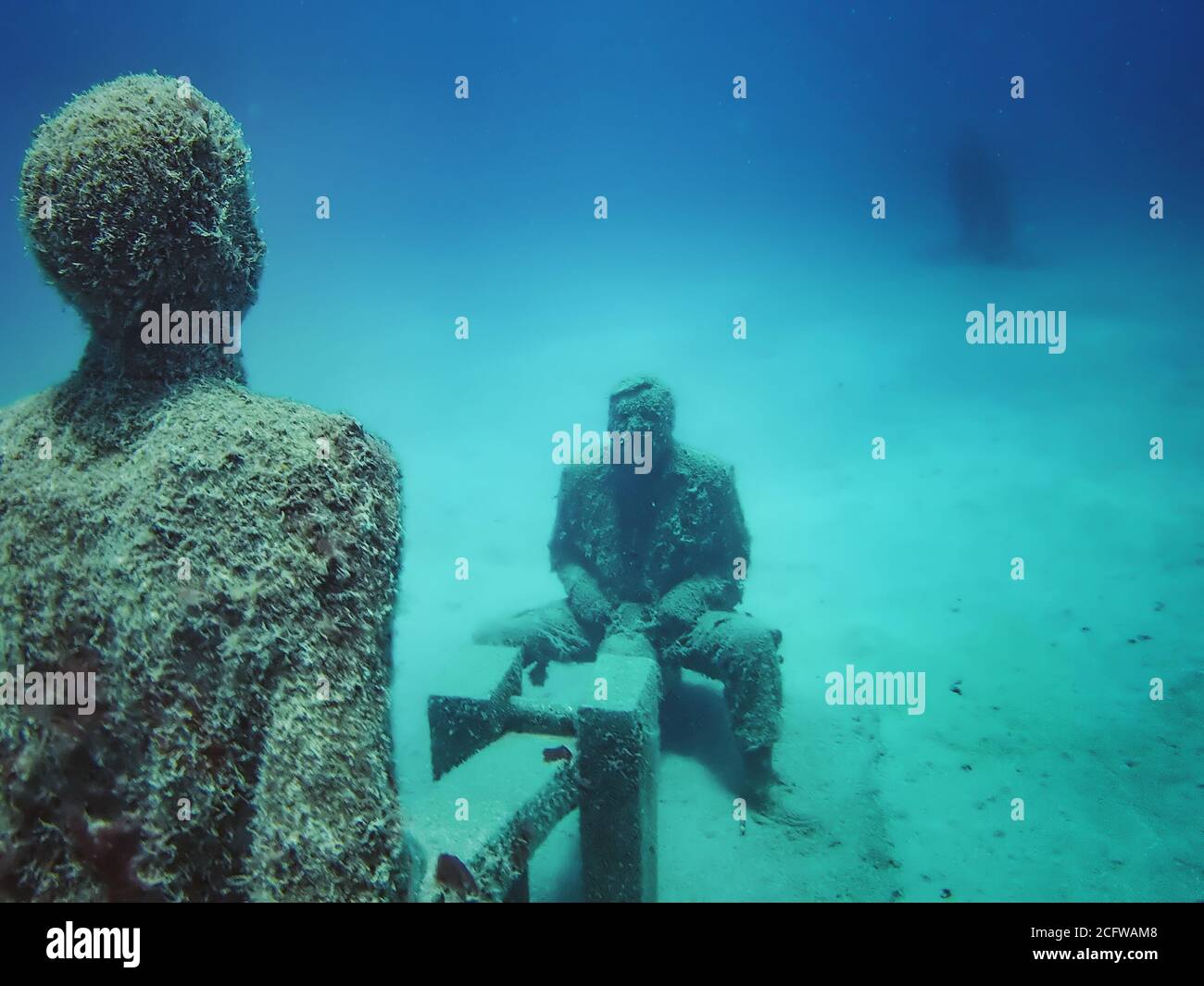 Unterwasserskulptur 'desregulado', die Männer in Geschäftskleidung auf einem Spielplatz zeigt von Jason deCaires Taylor im Unterwassermuseum Museo Atlantico. Stockfoto