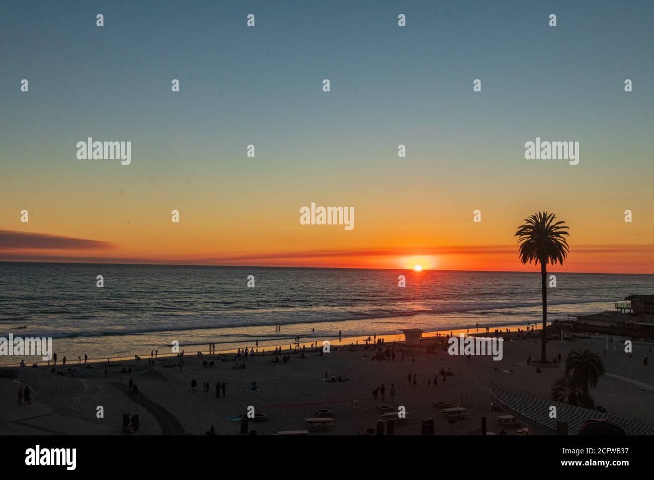 Der Sonnenuntergang am Moonlight State Beach in San Diego, Kalifornien am Dienstag, den 9. Juni 2020. (Rishi Deka) Stockfoto