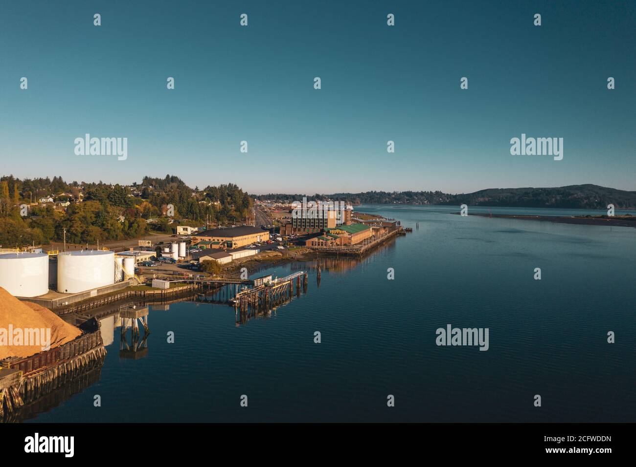 Luftaufnahme einer großen Sägemühle in Coos Bay, Oregon. Stockfoto