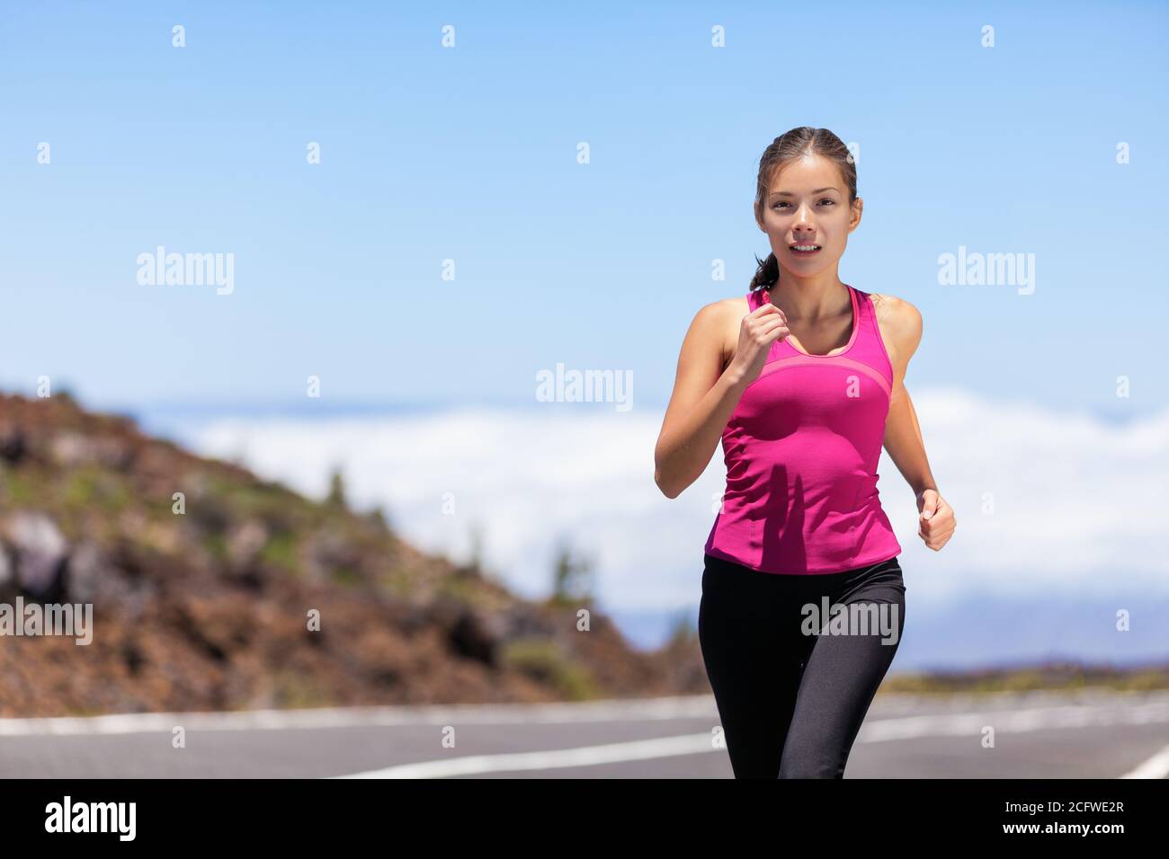 Fit Sportlerin Laufen Frau Läuferin Joggen im Freien auf Straße Training für Marathon-Lauf. Asiatische junge Frau läuft im Freien arbeiten Cardio Stockfoto