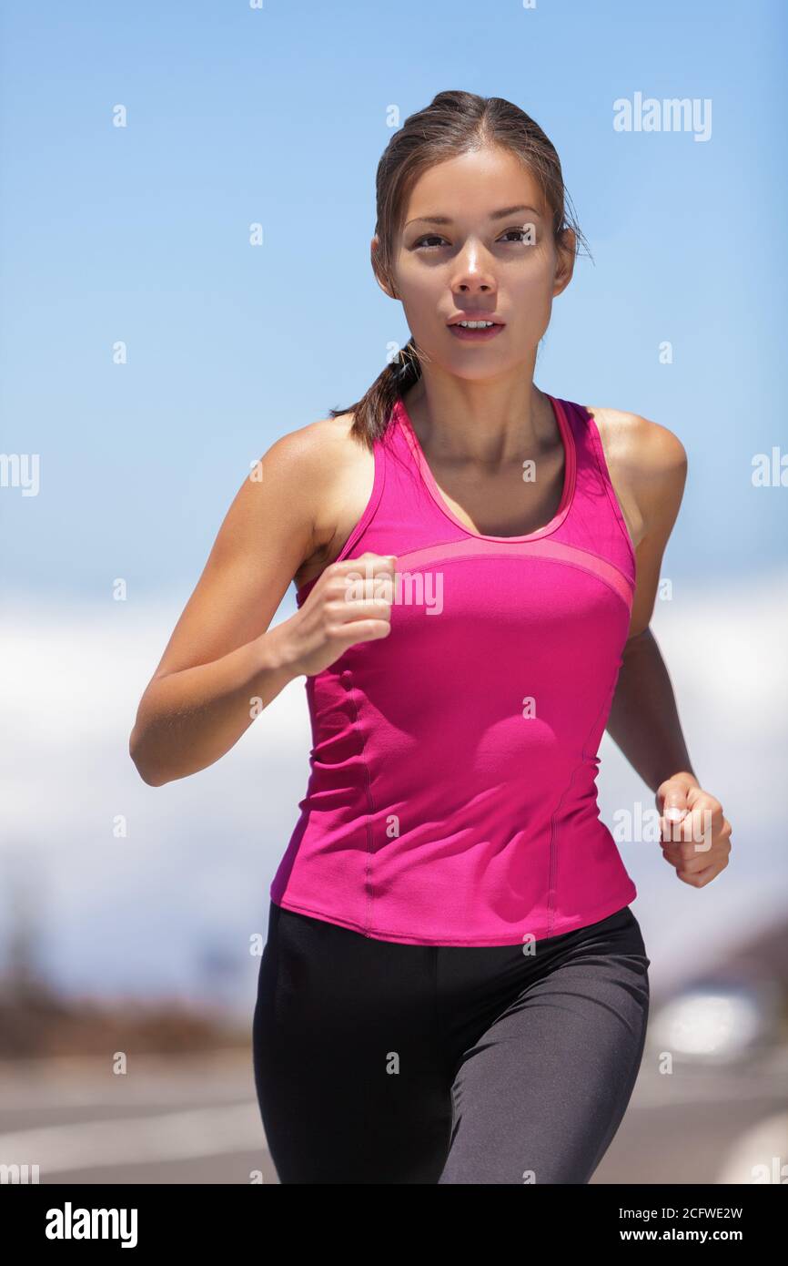 Fit Sportlerin Laufen Frau Läuferin Joggen im Freien auf Straße Training für Marathon-Lauf. Asiatische junge Frau läuft im Freien arbeiten Cardio Stockfoto